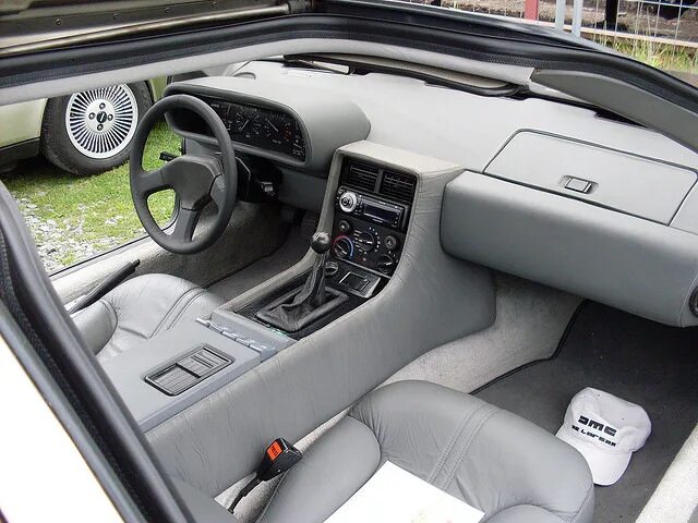 Салон 12 машины. Delorean интерьер. Delorean dmc-12 салон. Ваз 2112 2003 салон. Салон 12 машины.