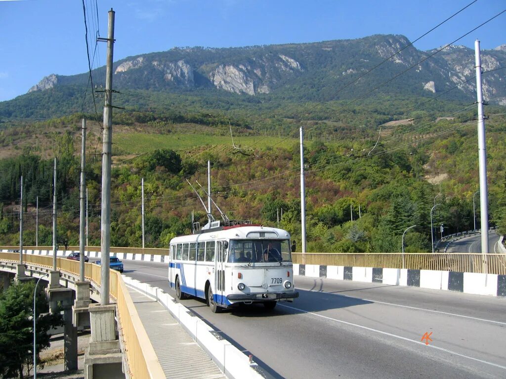 Самая протяженная троллейбусная линия в крыму. Троллейбусная дорога Симферополь-Ялта. Троллейбус Симферополь Ялта. Троллейбус 52 Симферополь Ялта. Троллейбусная линия Симферополь Ялта.