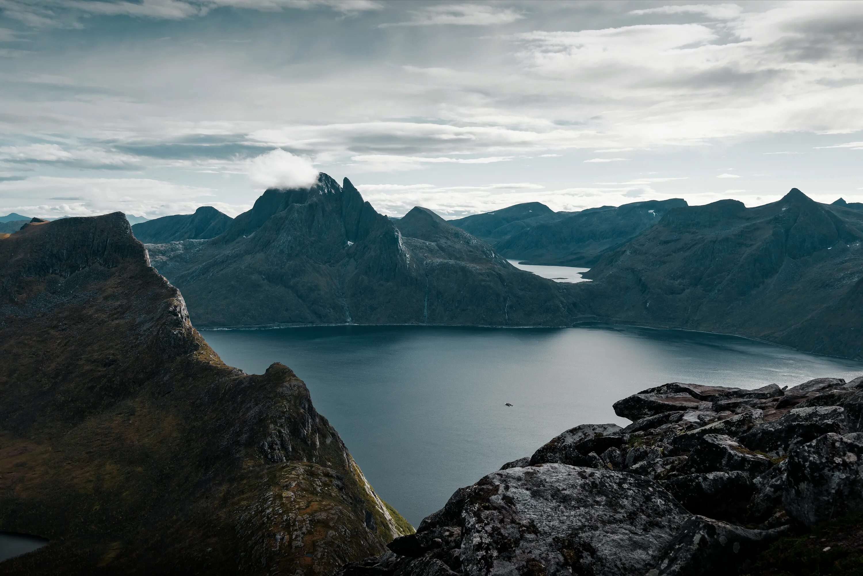 Особенности рельефа норвегии. Озеро фьордовое Северная земля. Туманные фьорды Норвегия. Остров Сенья Норвегия.