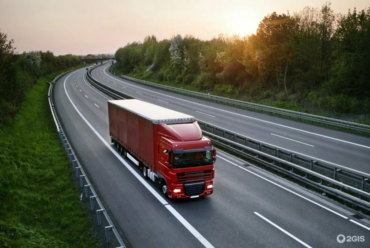 Грузовик на трассе. Большегрузы на дорогах. Грузовик скания 2020. Mercedes benz kamaz. Большегрузы.