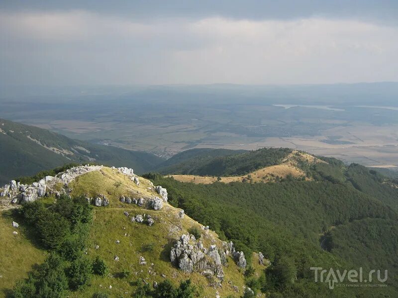 Шипка в облаках. Перевал шипка. шипка (гора). шипка болгария. шипка, болгария осень.