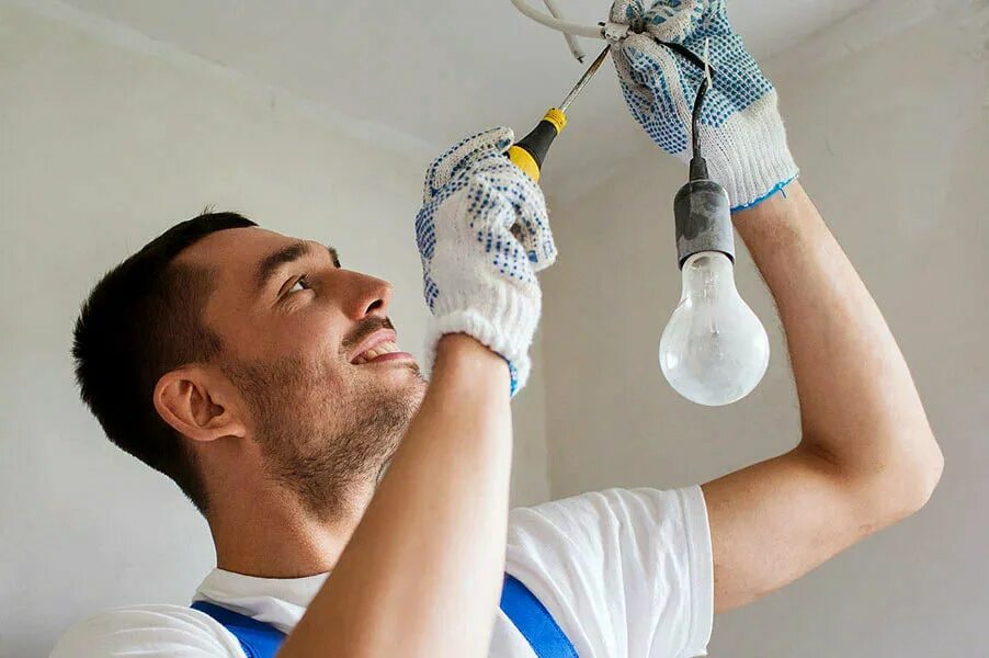 работы по монтажу освещения. монтаж потолка. работы по монтажу освещения. монтажник потолков. электрик люстра.