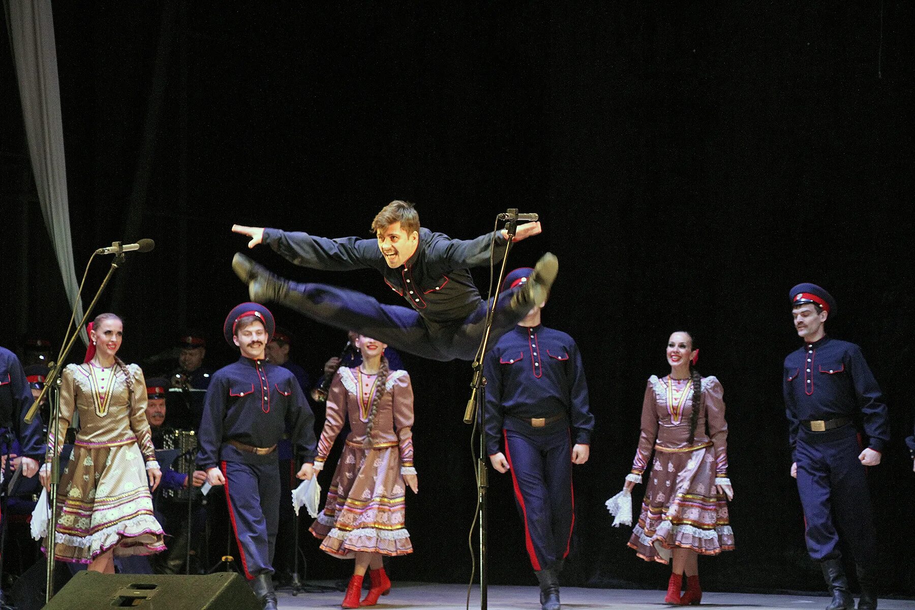 Ансамбль донских казаков имени квасова пляски. Казаки. Концерт коллективов. Ансамбль квасова донские казаки. Ростов на дону казачий хор казачий.
