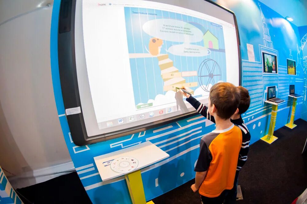 Vr в школе. Технологии в образовании 2017. Инновационное образование. Интерактивная панель для школы. Школа будущего ученики.