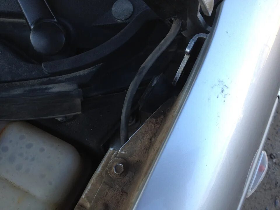 Как снять петлю капота гранта Стук петли капота Lada Приора седан, 1,6 л, 2017 года своими руками DRIVE2