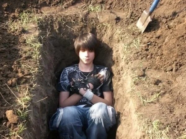 Ребята яма. Ребята яма. На сахалине вырыли яму. Человек копает. Канализация септик.