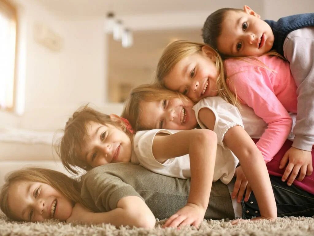 Много детей в семье. Шестерняшки джей. Сколько детей в семье мальчика. Ребенок в семье. Многодетная женщина.