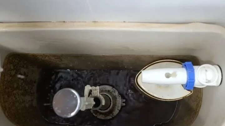 Бачок унитаза внутри. Химия. Ржавчина в бачке унитаза. Ржавый бачок унитаза. Ржавчина в бачке унитаза.