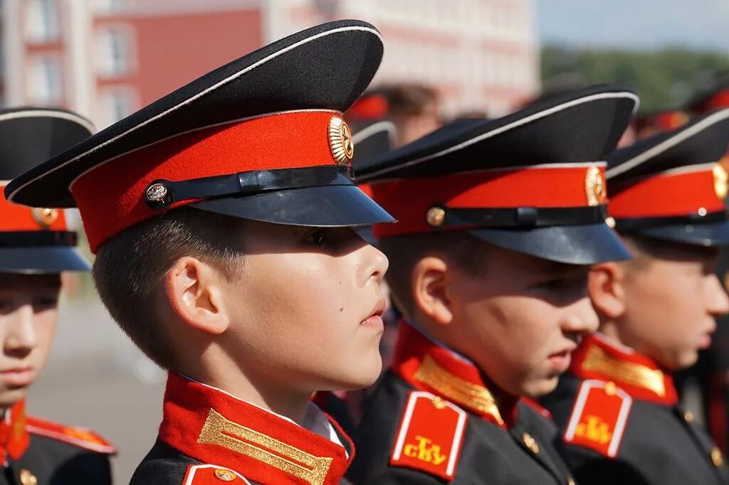 Суворовское училище Минск. Суворовское училище в Иркутске. Минское военное Суворовское училище офицеры. Форма Суворовского училища.