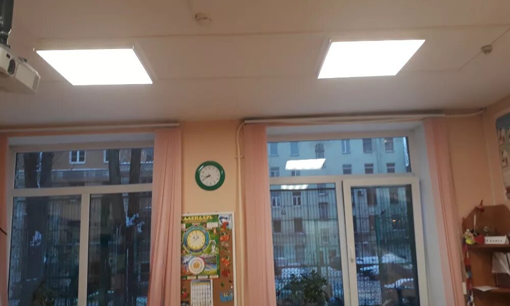 Система освещения школы. Коридоры школы освещенность. школа свет. окна подсвета в школах. подсветка для школьной доски.