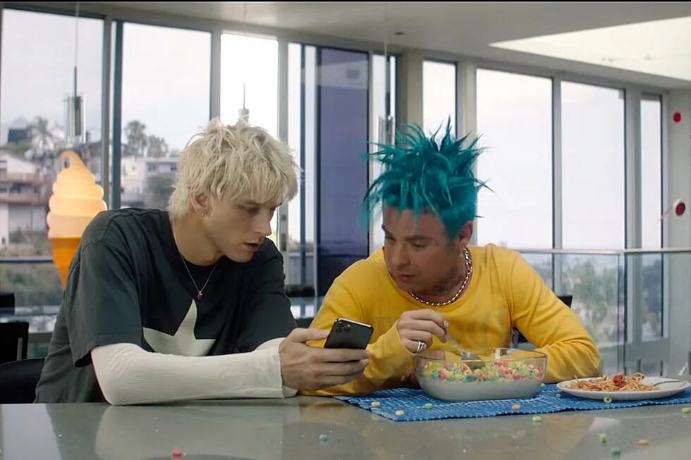 Good mourning фильм 2022 меган фокс. Доброго траура. Траур 9 дней. Доброго траура. Доброго траура good mourning, 2022.