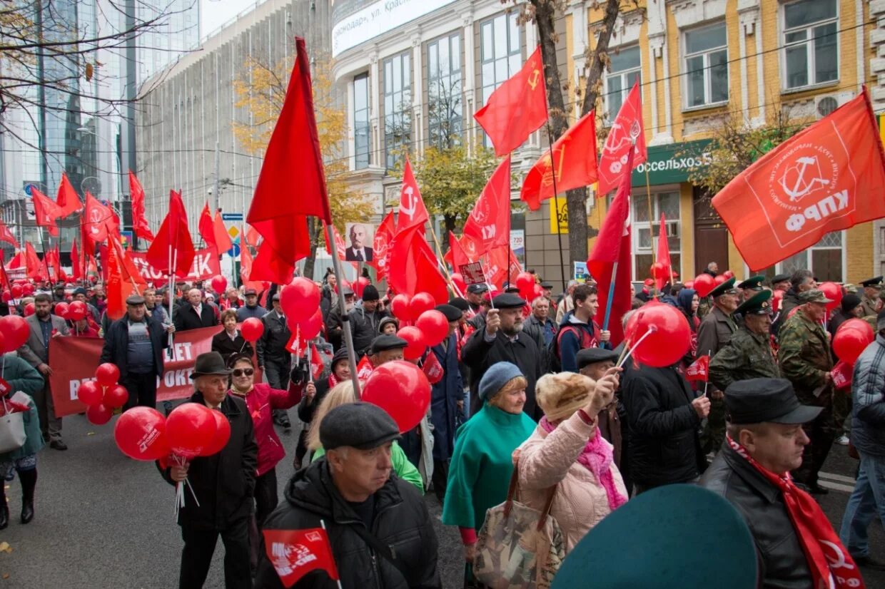 Шествие КПРФ. КПРФ массовая партия. Демонстрация КПРФ. Митинг коммунистов. Массовые партии россии