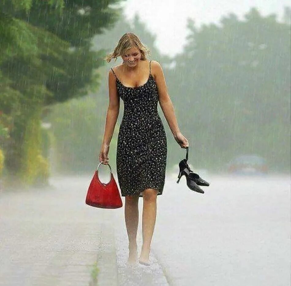 Легкой поступью. Женщина идет. Девушка идет. Девушка босиком под дождем. Прогулка под летним дождем.