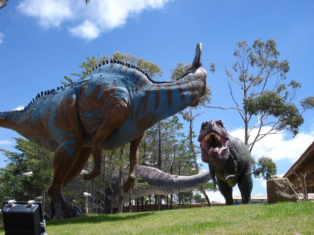 Где большой динозавр. Парк динозавров Мюнхехаген (Германия. Самый большой динозавр в мире. Самые большие динозавры в мире. Гигантские динозавры.