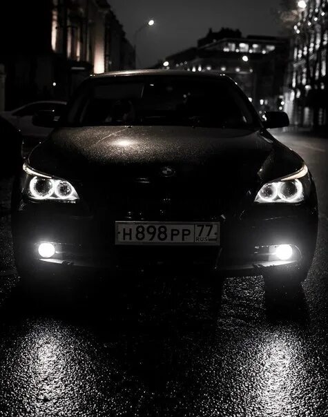 Включи 10 ночи. БМВ е60 в темноте. BMW m5 e60 в темноте. БМВ м5 в темноте. БМВ е60 габариты ночью.