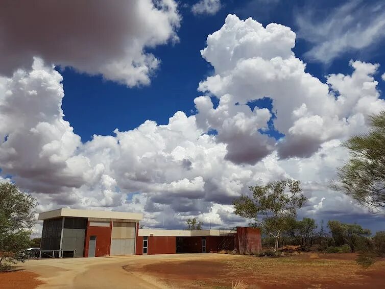 Белые облака и дом. Облака дома. Дом в облаках. Тучи дом. Дом облако в Австралия.
