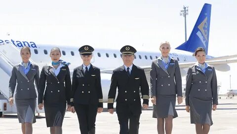 Erkaklar kameraga otirishadi