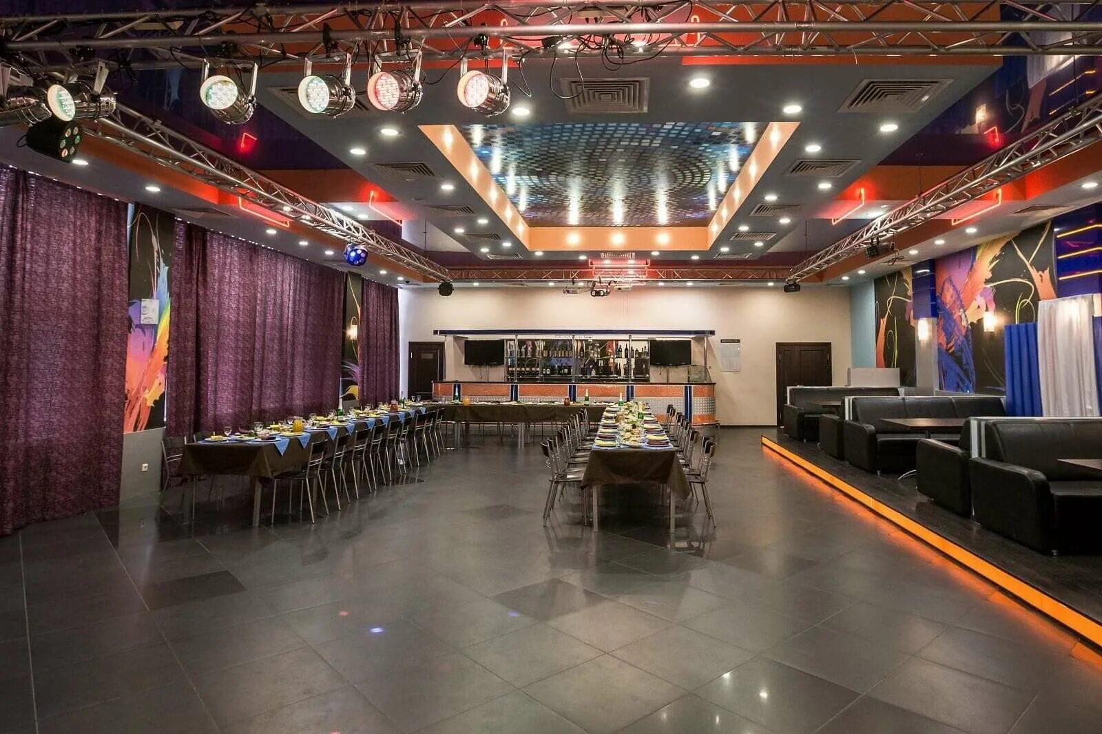 Коммуна, воронеж, проспект революции. Коммуна воронеж кафе. Бар коммуна. Лофт авиатор столешников. Винзавод воронеж кафе.