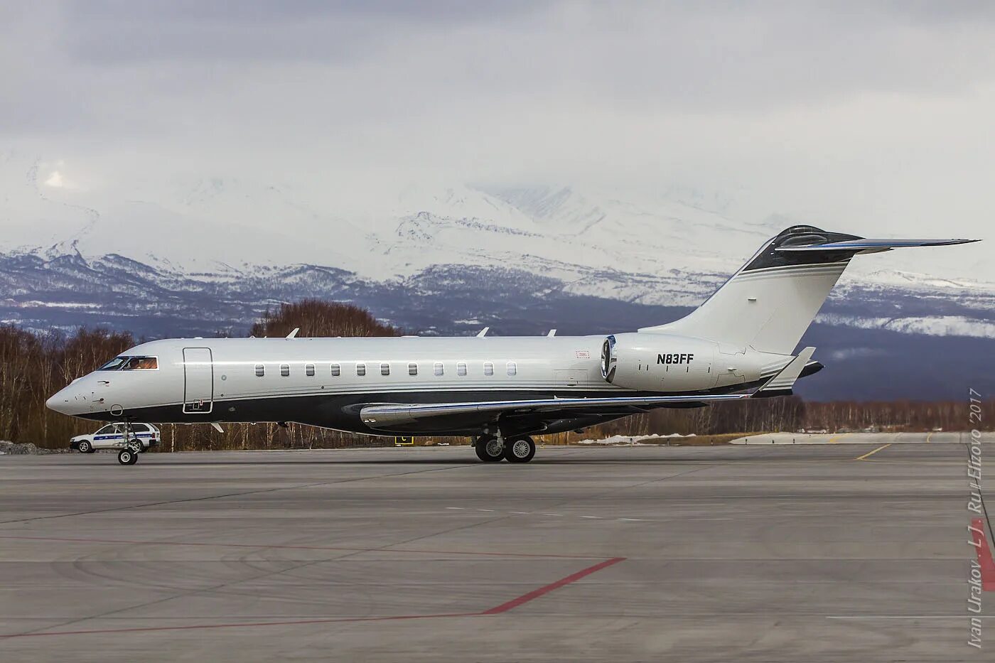 MRJ 70 В Елизово. Аэропорт Елизово. Аэропорт Петропавловск-Камчатский. Самолет в аэропорту Елизово.