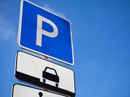 Стоит на бесплатной парковки