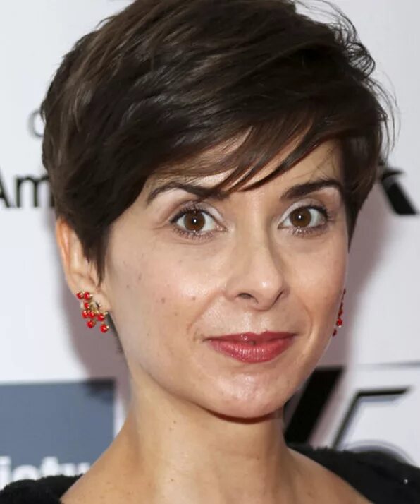 Jeanine nerissa. Шляпа джейн эйр. Янин флок. Jeanine nerissa sothcott. Janine theriault.