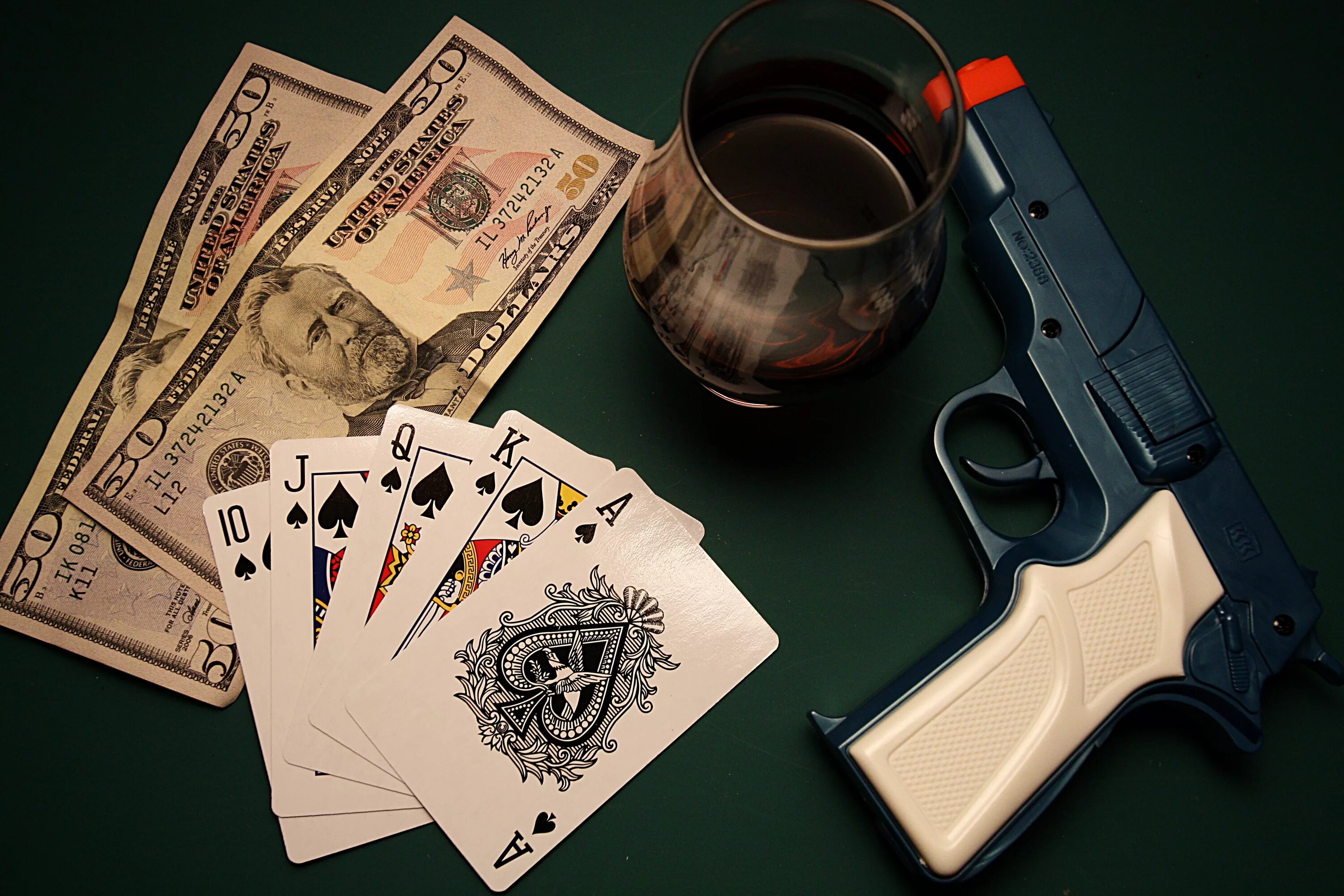 Игра в карты на деньги 2023. Атрибуты гангстеров. Стволы и деньги. Мафиози с пистолетом. Деньги на карте.