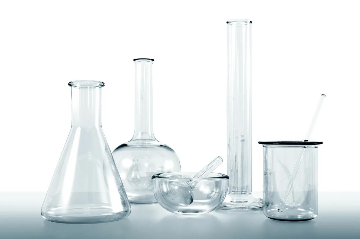 Стеклянная лабораторная посуда. Лабораторная посуда на белом фоне. Лабораторная посуда на прозрачном фоне. Посуда для лаборатории химии.