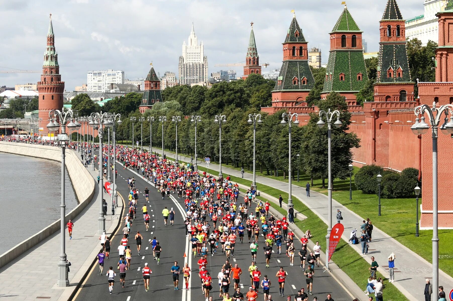 Когда в москве будет 15. Московский марафон 2020. Московский полумарафон старт. Московский полумарафон Кремль. Москва 2020.