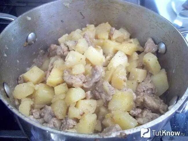 Тушить картошку в кастрюле рецепт. Картошка с мясом в кастрюле. Картошка с мясом на плите. Тушёная картошка с мясом в кастрюле. Картошка по домашнему с мясом в кастрюле.