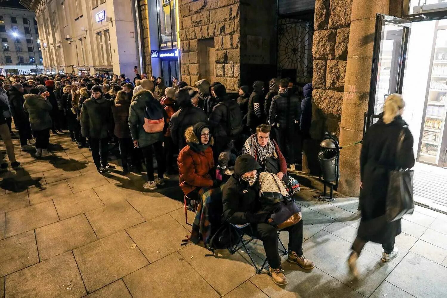 Очередь за айфоном. Очередь за айфоном в Москве. Очередь в магазин за айфоном. Очередь за айфоном 12 в Москве. Очереди в 12 часов