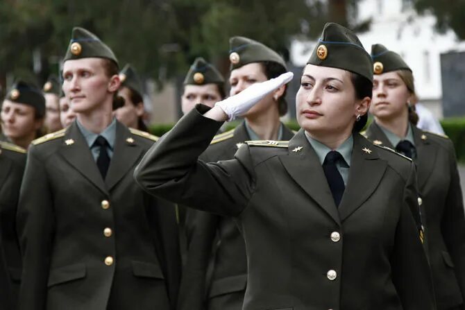 Военнослужащие женщины пособие. Женщины военнослужащие. Военная форма женская современная. Женщина офицер. Женщина командир армии.