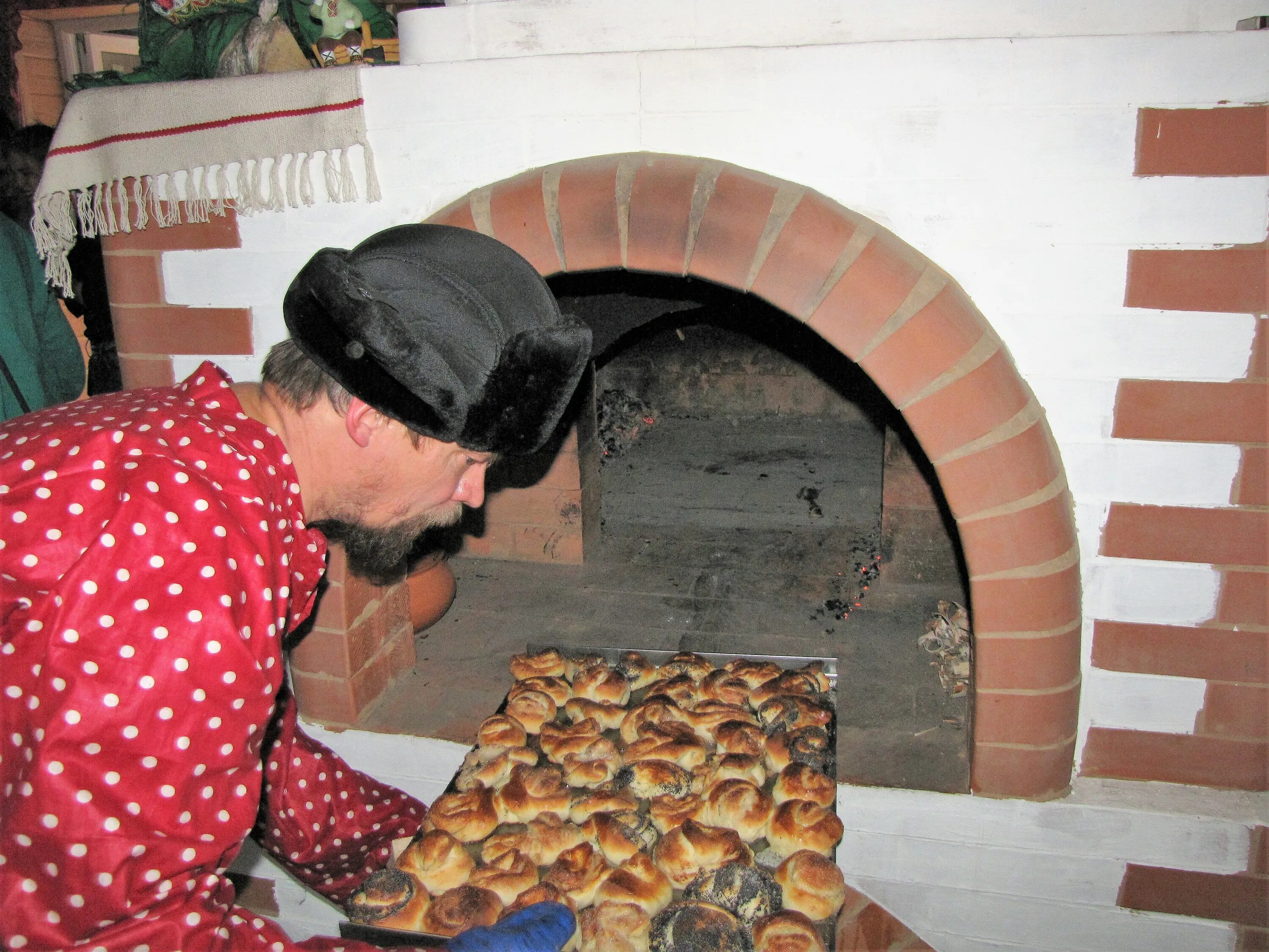 Купание в русской печи. Русская печь кормилица. Русская печь для детей. Печка Матушка.