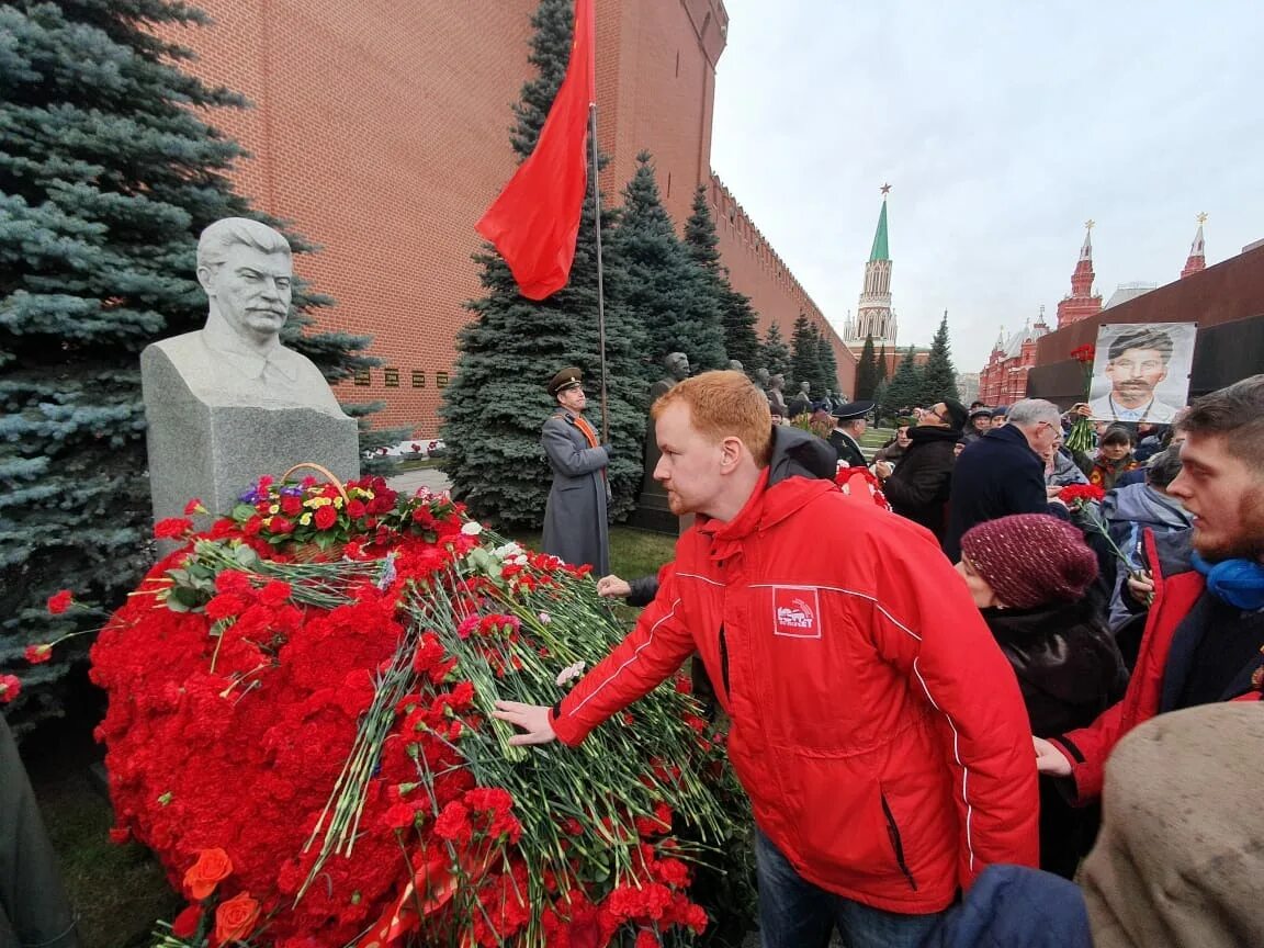 Сталин сейчас жив. День рождения Сталина. Памятник Сталина в Москве на красной площади. День рождения Сталина на красной площади. Цветы у памятника Сталину.