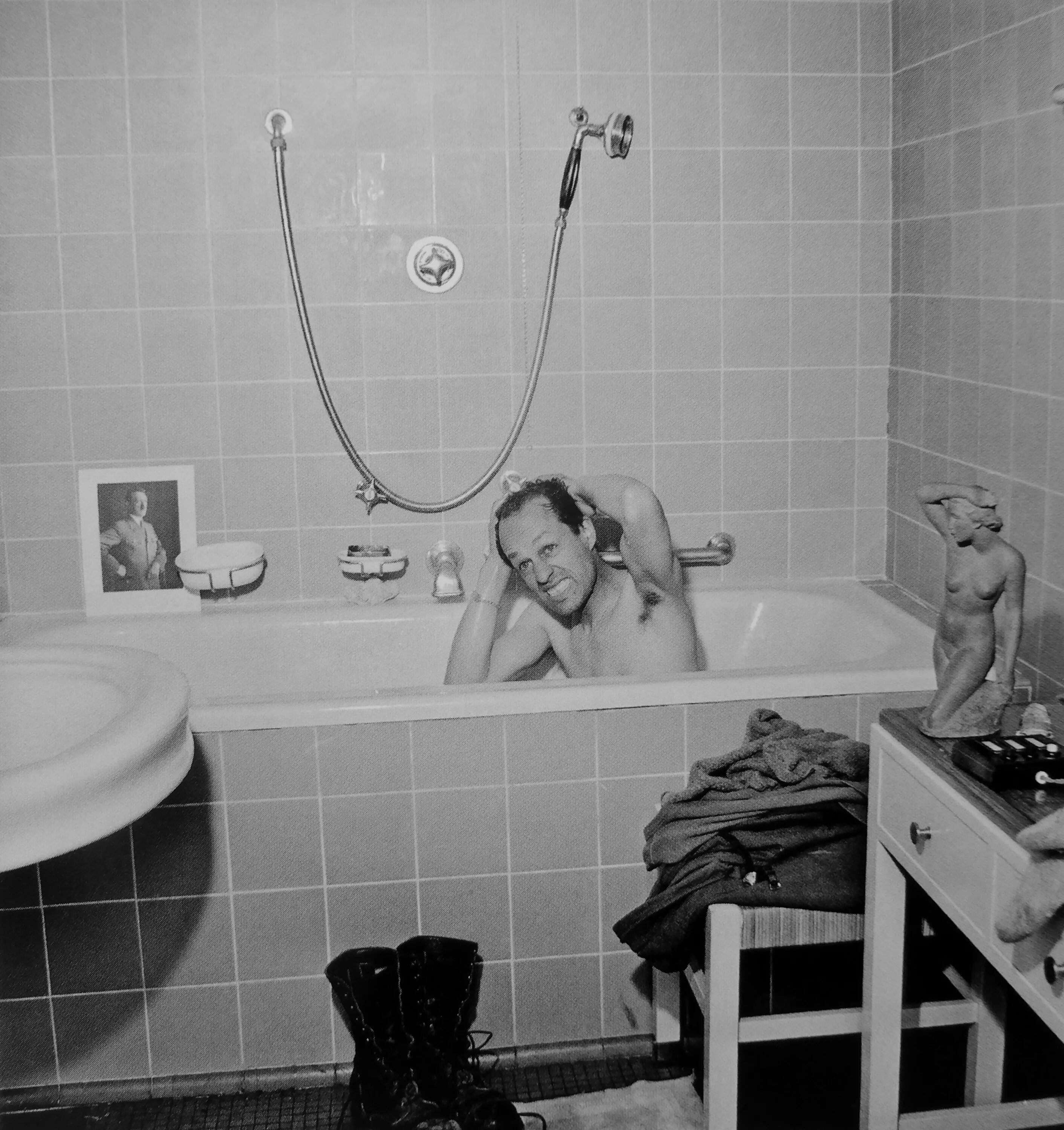 Принятие ванны. Женщина лежит в ванной. Фотосессия в ванне. Ли в ванной. Ванна расслабление.