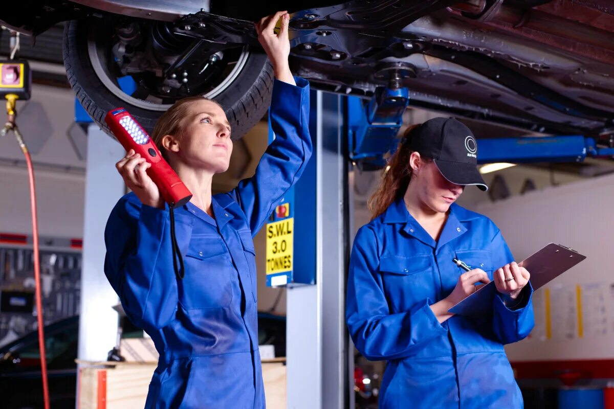 девушка чинит машину. женщина работник автосервиса. девушка чинит машину. механика девушка. девушка в сервисе.