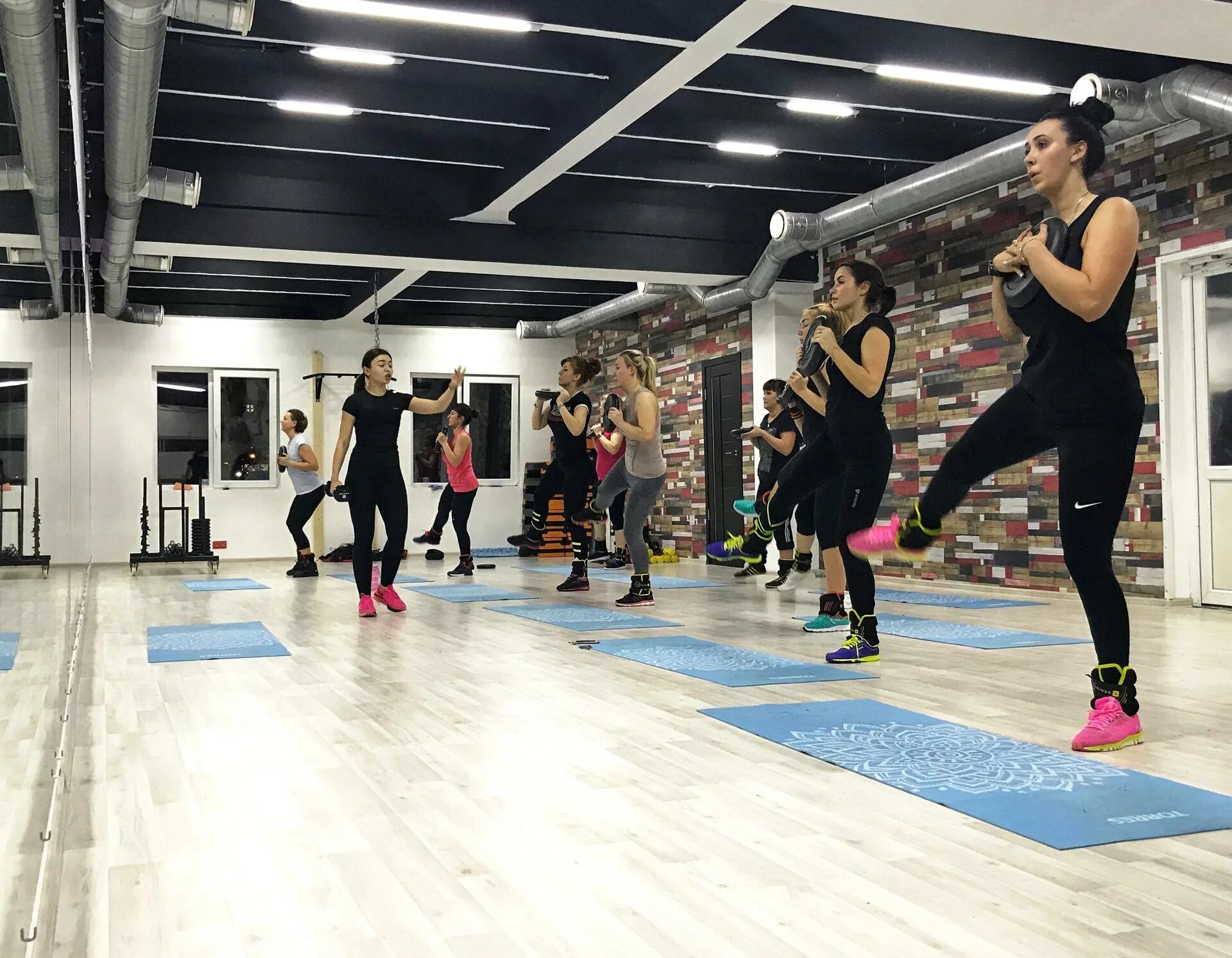 Тренажеры в зале. Тренажерный зал 18. Москва профсоюзная улица 56 max-fit. Тренажерный зал 18. Джим джим войковская фитнес клуб.