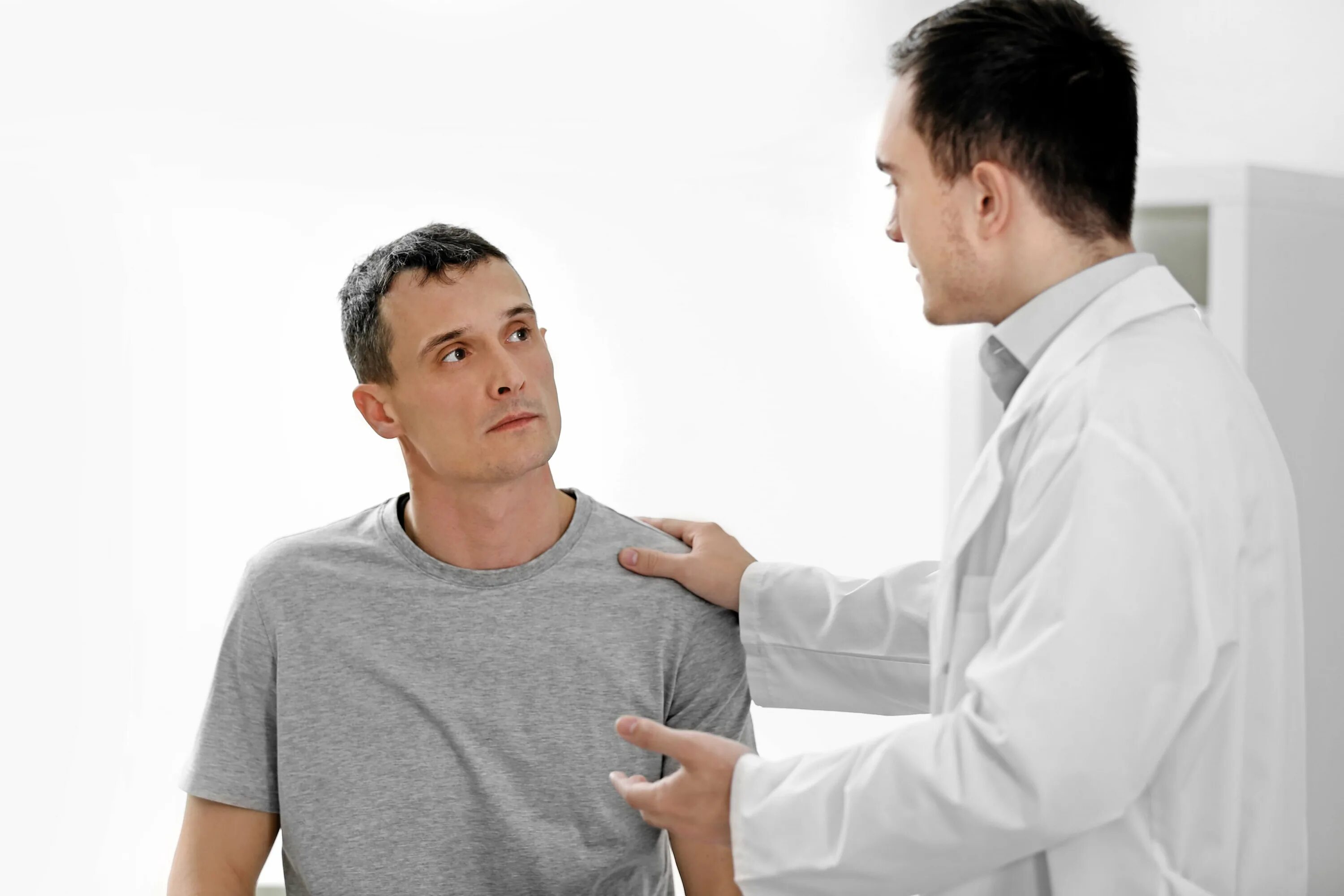 Хронические заболевания мужчин. Мужчина беседует с доктором. Врач мужчина. Мужчина на приеме у врача.