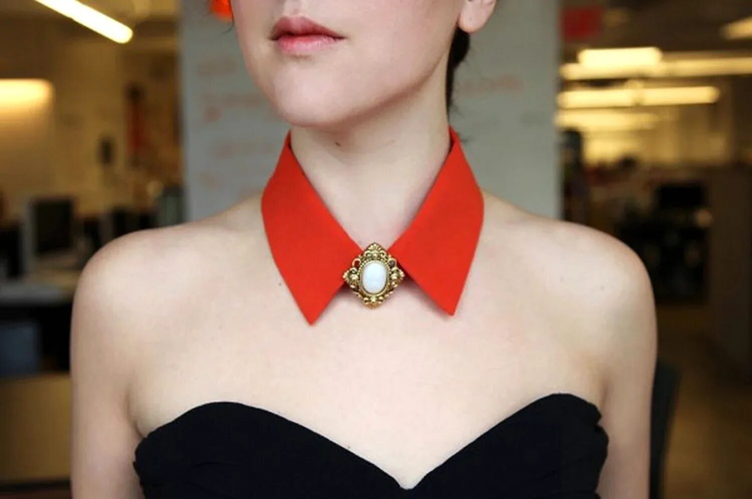 Женский аксессуар на шею. Воротник коллар (collar). украшение на шею. украшение на шею для женщин. красное украшение на шею.
