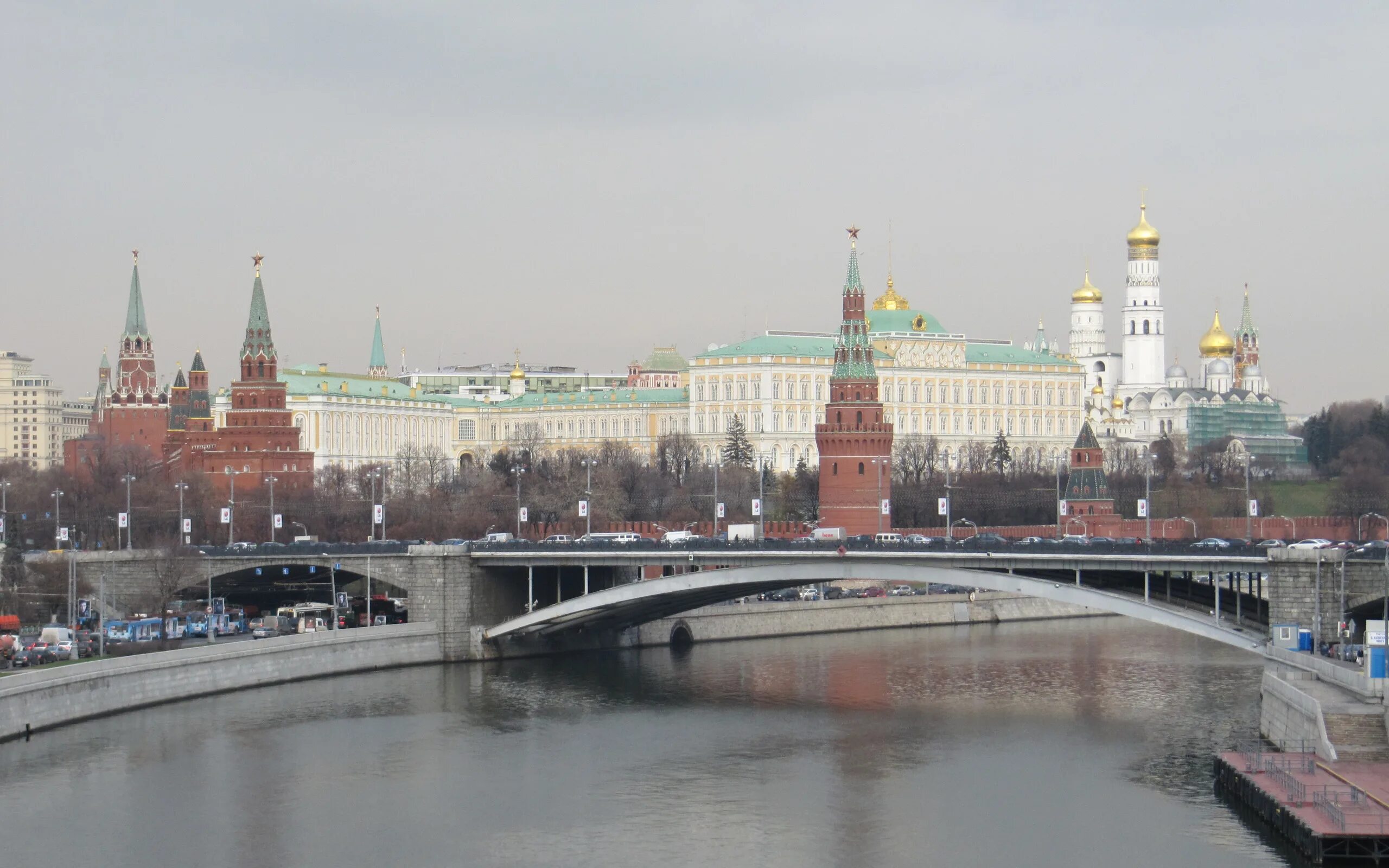 Москва Кремль Москва река. Вид на Кремль с Москва реки. Речная столица Москва. Река Москва и Московский Кремль в ночь.