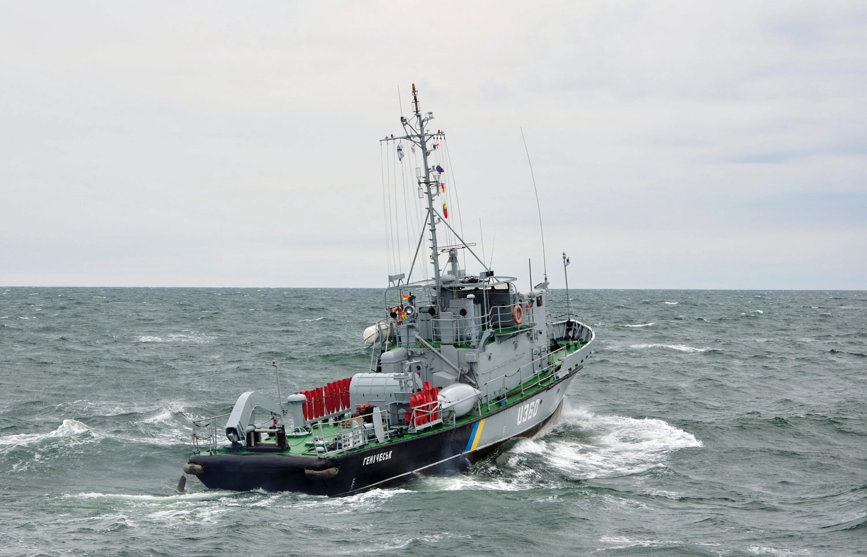 Базовый тральщик проекта 12700. Ракетные стрельбы чф. Военные корабли морской тральщик. Морской минный тральщик. Корабль для обнаружения и уничтожения мин.