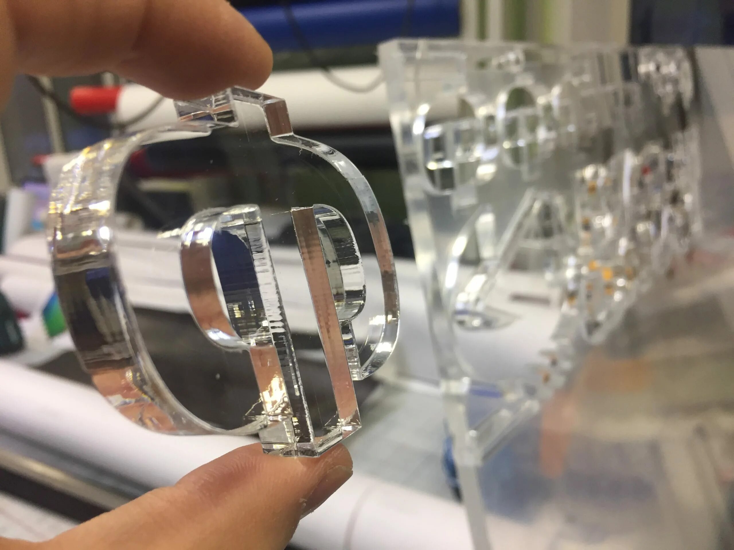 Резка оргстекла на лазерном станке. Оргстекло снизу. Резка оргстекла лазером. Оргстекло на лазерном станке. Фрезерование оргстекла.