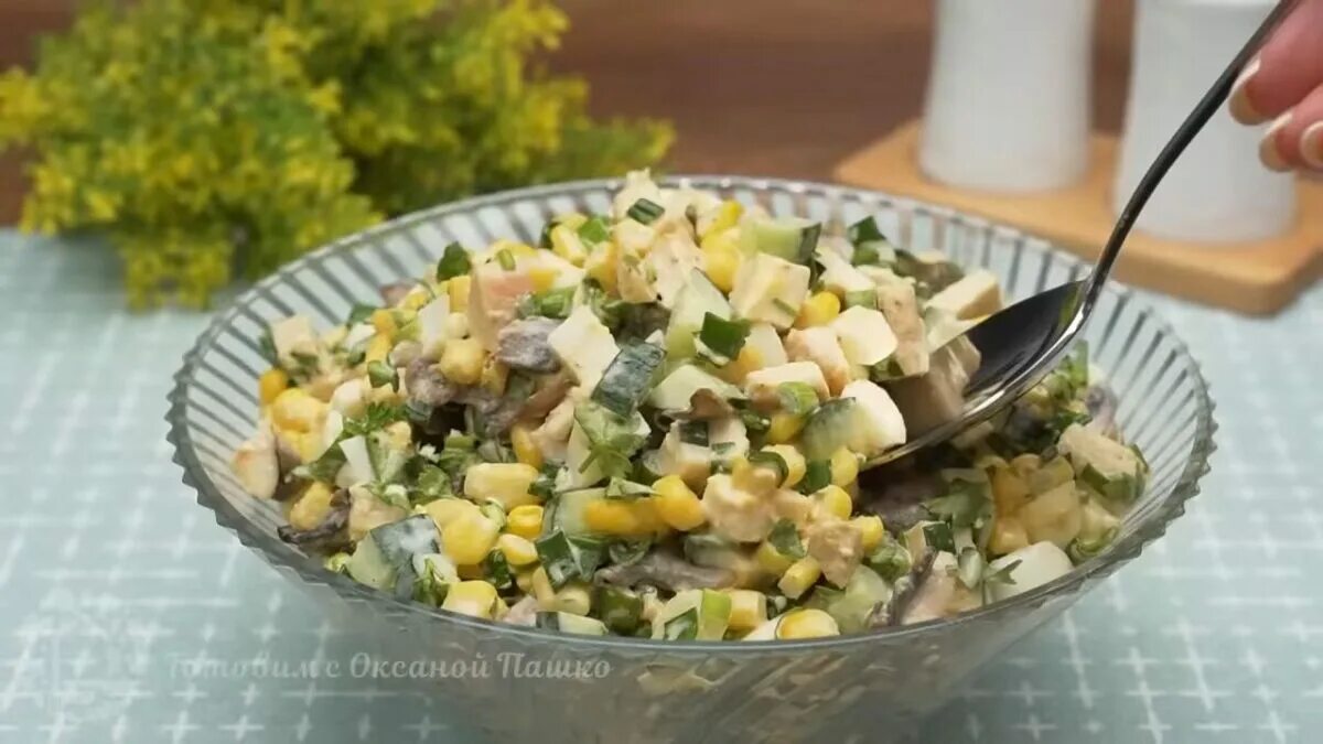 Салат. Салат с шампиньонами и кукурузой. Салат с шампиньонами жареными и кукурузой. Салат со шпротами и кукурузой. Салат с шампиньонами и огурцами свежими