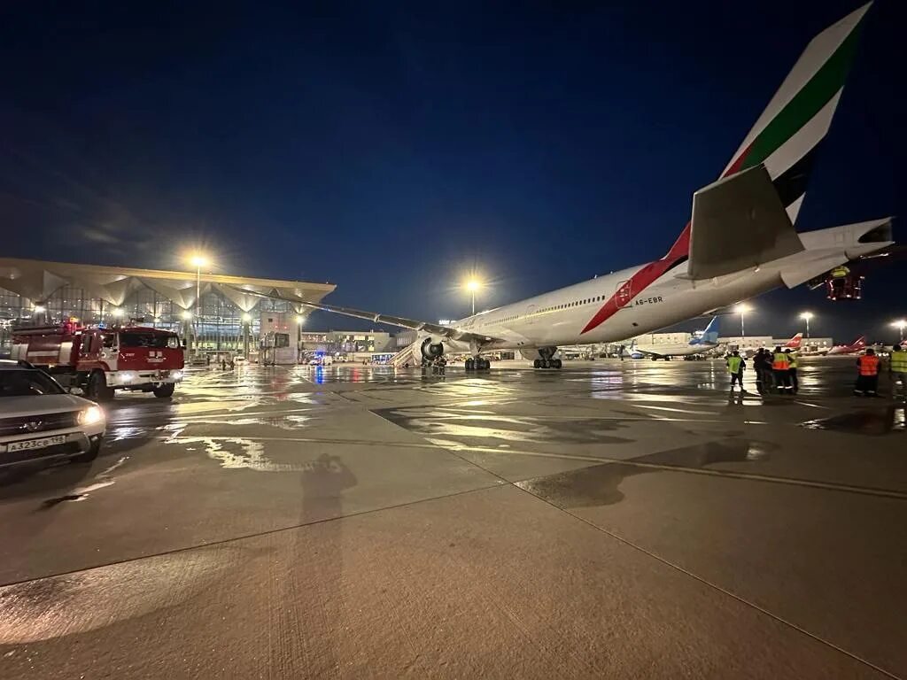 Самолеты вылетающие из санкт петербурга. Боинг 777 пулково. аэропорт пулково санкт-петербург пожар. самолет боинг 777 emirates. самолет и аэропорт.