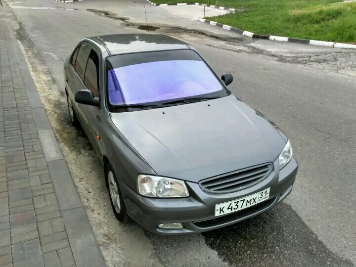 Accent Hyundai тонированный 2005. Хендай акцент 2008 в тонированный. Лобовое Hyundai Accent. Хендай акцент ТАГАЗ тонировка.