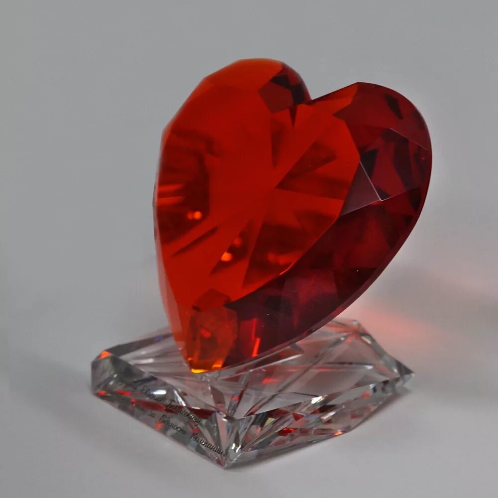 Сердц. Стеклянное сердце. Хрустальное сердце. Красное стеклянное сердце.