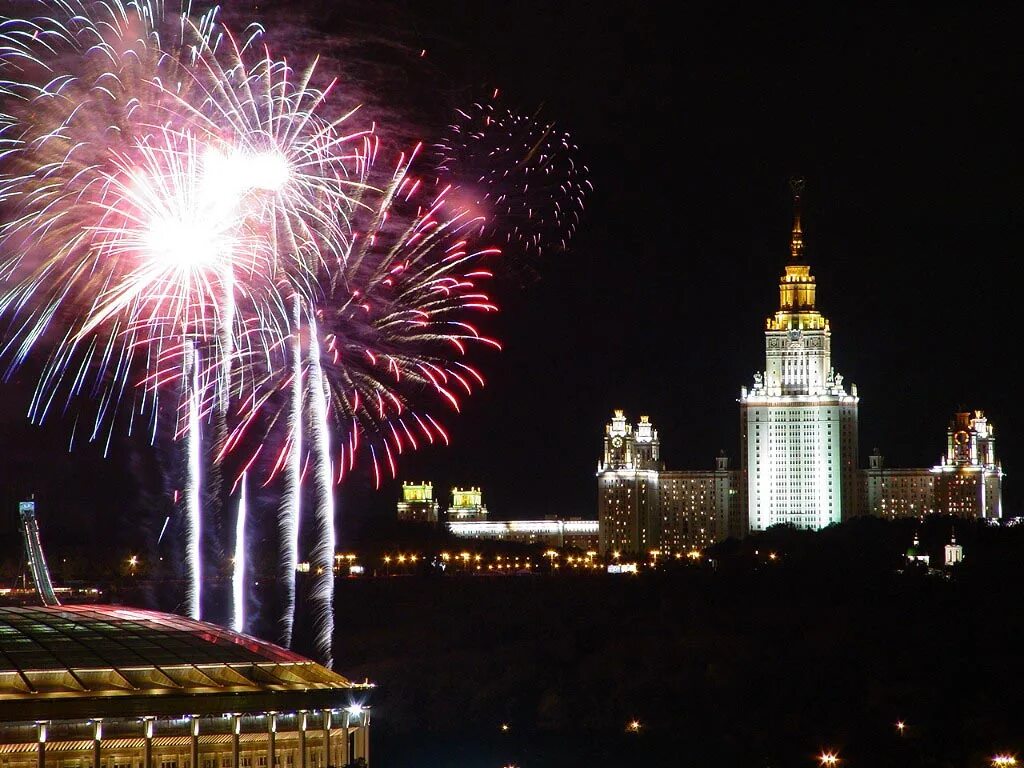 Салюты салюты над отчизной. Салют в Москве. Кремль салют. Ночная Москва салют. Красивый салют.