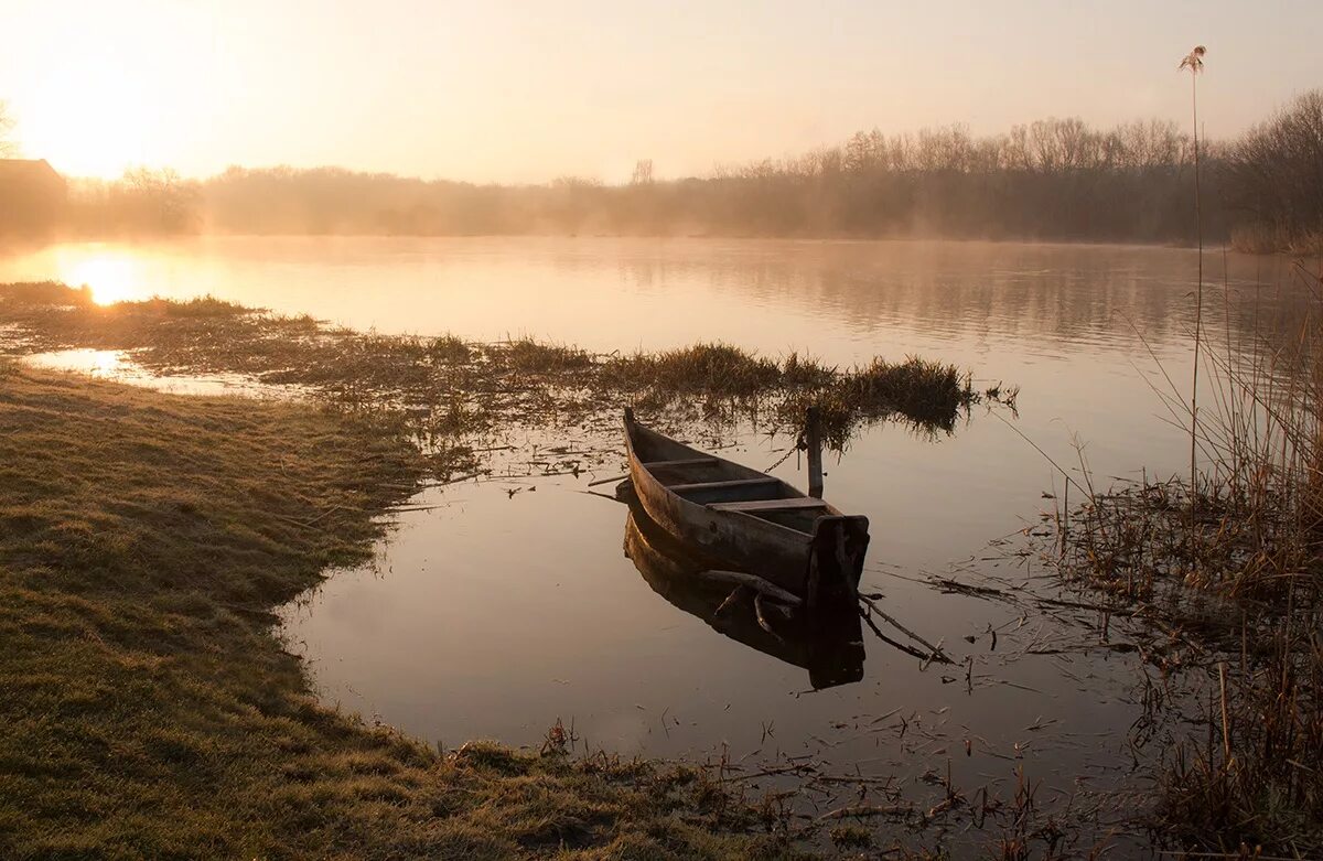 рыболов отправляется на лодке. рыболовство в средние века. рыболов отправляется на лодке. астрахань волга рыбалка. рыболов отправляется на лодке.