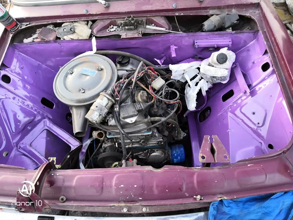 Подкапотка ваз 2105 карбюратор. Ваз 2105 инжектор. Подкапотное пространство ваз 2107 инжектор. Ваз 2107 инжектор. Подкапотка ваз 2107.