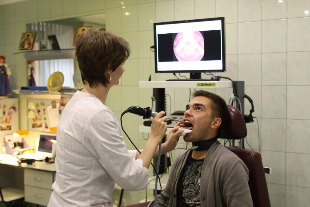 вливание в гортань лекарственны. эпифаринго ларингоскопия. врач лор. голосовой врач. Voice2med.