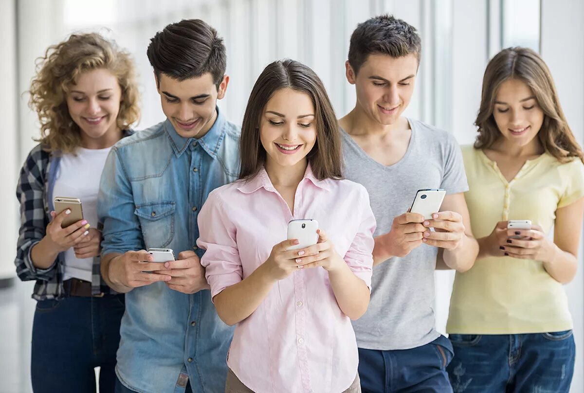 Young people followers. Students use their mobile. Студент отвлёкся от телефона. Female high school students. Человек за партой.